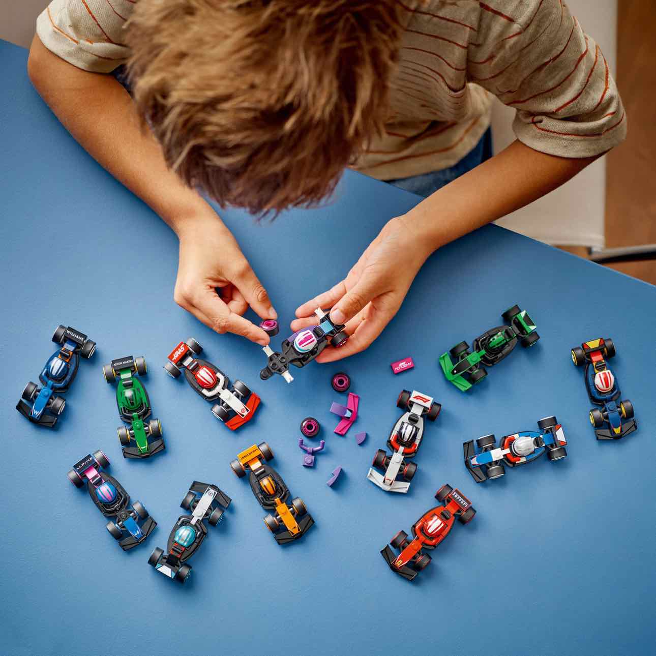 LEGO MINIFIGURES / F1 RACE CARS