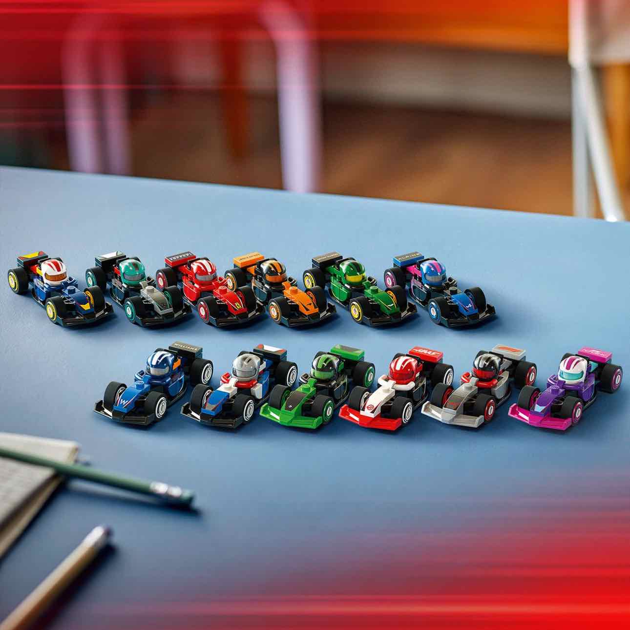 LEGO MINIFIGURES / F1 RACE CARS